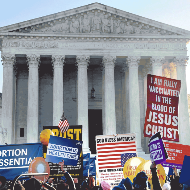 Abtreibungsgegner und Abtreibungsbefürworter demonstrieren vor dem Supreme Court. 