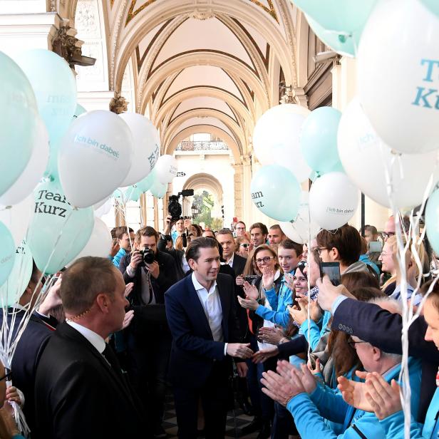 Sebastian Kurz im Rahmen eines ÖVP-Wahlkampfabschlusses, umringt von Unterstützer:innen