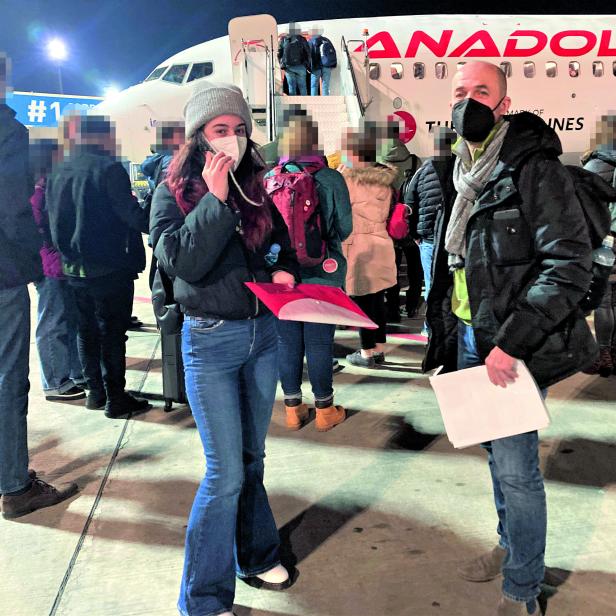 Tina und Anwalt Wilfried Embacher vor dem Abflug in Tiflis, 30. Dezember 2021. Ein letzter Anruf bei der Mutter, um ihr zu sagen, dass beim Check-in und bei der Passkontrolle alles gut gegangen ist.