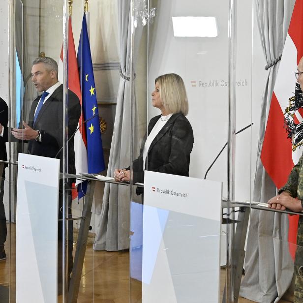 Katharina Reich, Generaldirektorin für die öffentliche Gesundheit, Gesundheitsminister Wolfgang Mückstein (Grüne), Bundeskanzler Karl Nehammer (ÖVP), Verteidigungsministerin Klaudia Tanner (ÖVP), Generalmajor Rudolf Striedinger anl. einer PK zur Vorstellung der - Gesamtstaatliche COVID - Krisenkoordination (GECKO) in Wien.