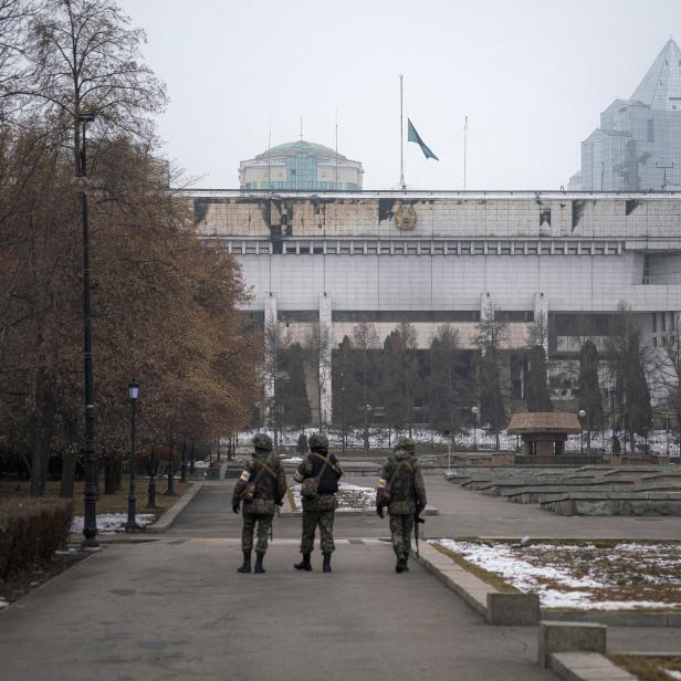 Kasachische Soldaten patrouillieren in Almaty nach Zusammenstößen.