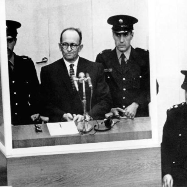 Dieses Archivbild vom 11. April 1961 zeigt den NS-Kriegsverbrecher Adolf Eichmann während seiner Vernehmung am ersten Prozesstag vor dem Jerusalemer Bezirksgericht.