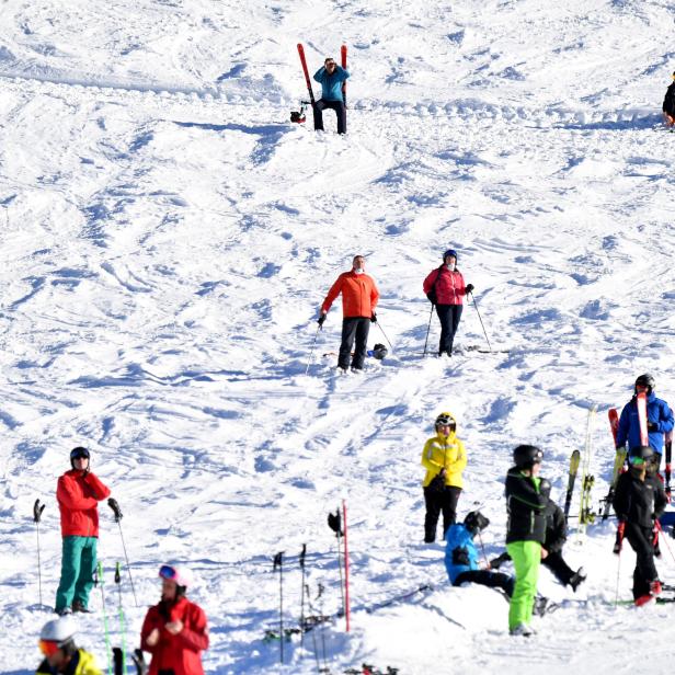 Skifahrerinnen und Skifahrer auf der Piste als Zuschauer der Ski Weltcup-Abfahrt der Frauen am Samstag, 15. Jänner 2022 in Zauchensee.