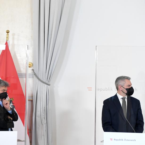 Vizekanzler Werner Kogler (Grüne) und Bundeskanzler Karl Nehammer (ÖVP) beim Pressefoyer nach einer Sitzung des Ministerrates am Mittwoch, 19. Jänner 2022, in Wien.