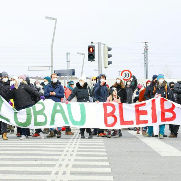 Eine Demonstration anl. der Räumung des Protestcamps von Umweltschützern auf der geplanten Baustelle der Wiener Stadtstraße