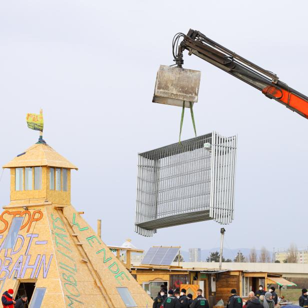 Polizei bei der Räumung des Protestcamps von Umweltschützern auf der geplanten Baustelle der Wiener Stadtstraße in Wien-Donaustadt.