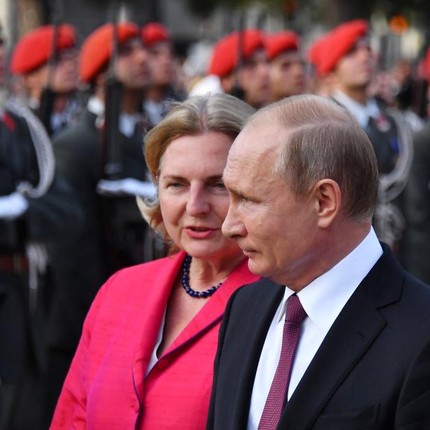 Der russische Präsident Vladimir Putin und die ehemalige österreichische Außenministerin Karin Kneissl nahmen 2018 an einer Kranzniederlegung am sowjetischen Denkmal für den Zweiten Weltkrieg in Wien teil. Präsident Putin befand sich damals zu einem eintägigen Staatsbesuch in Österreich.