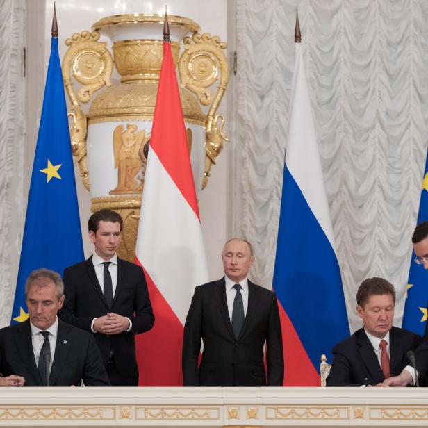 CEO OMV Rainer Seele, Bundeskanzler Sebastian Kurz (…VP), Russlands Präsident Wladimir Putin und CEO Gazprom Alexei Borissowitsch Miller am Mittwoch, 03. Oktober 2018, während der Zeremonie der Unterzeichnung des MoU (Memorandum of Understanding) in St. Petersburg.