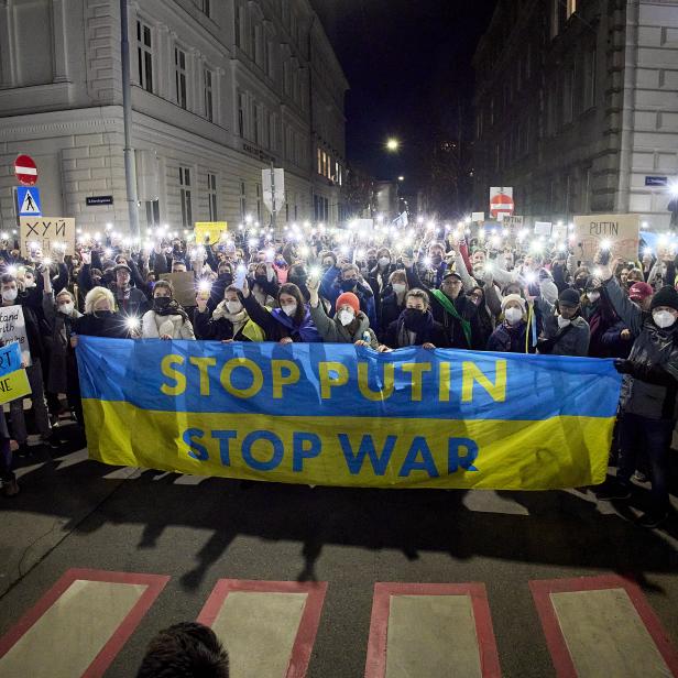 Anti-Putin-Demo in Wien: Alte und neue Friedensbewegung unterscheiden sich wie Tag und Nacht.