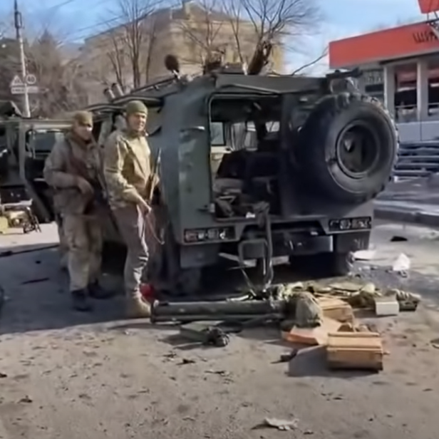 Eroberte russische "Tiger" in der ukrainischen Stadt Charkiw