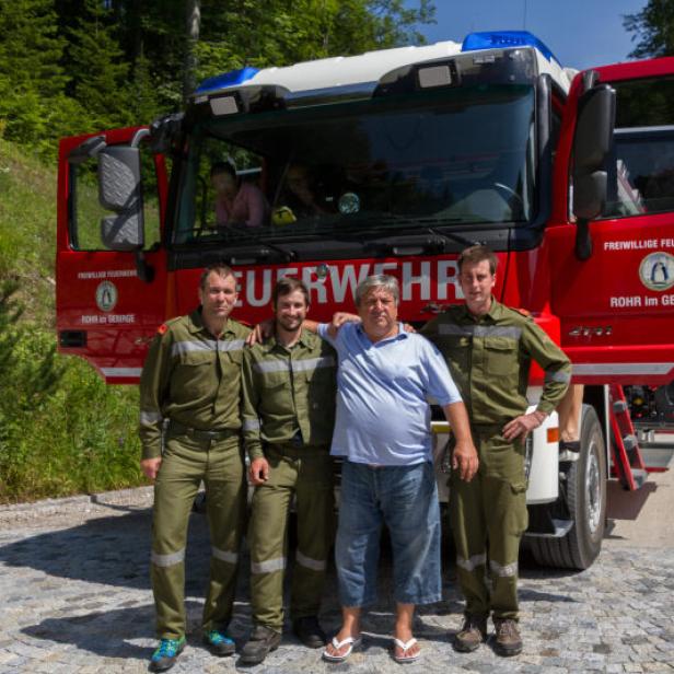 Jäger und Spender: Oligarch Sardarov ist in Rohr am Gebirge gern gesehen, auch dank Spenden für die Feuerwehr. Sein Jagdrevier ließ er komplett einzäunen und das Tor mit seinen Initialen versehen.