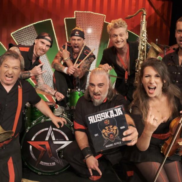 Die Russen kommen jeden Dienstag im ORF. Als Hausband der Late-Night-Show &quot;Willkommen Österreich&quot; sind Russkaja Einpeitscher der beiden Comedians Stermann, Grissemann. In der Mitte: Sänger Makazaria.