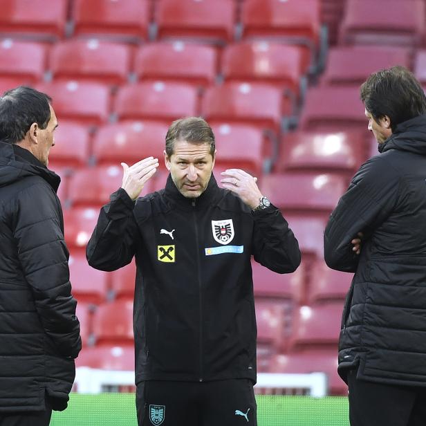 Co-Trainer Thomas Kristl (L.), Teamchef Franco Foda und ÖFB-Sportdirektor Peter Schöttel (R.)