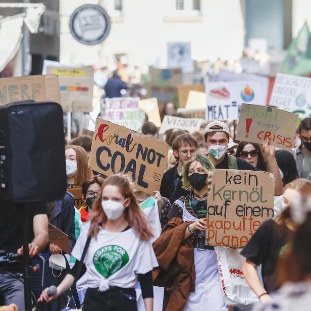 Demonstration der Fridays For Future Graz - Für eine klimagerechte Zukunft ohne Krieg unter dem Motto &quot;People Not Profit&quot; und &quot;Don&#039;t Fuel War&quot; am Freitag, 25. März 2022.