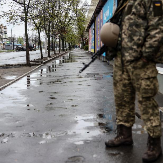 Ein Ukrainischer Soldat auf der Straße in Severodonetsk in der Donbass-Region.