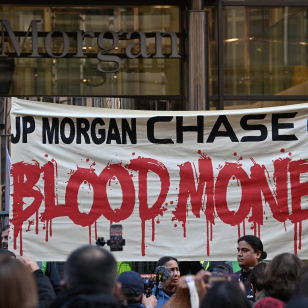 Proteste vor JPMorgan Chase in Glasgow 2021.