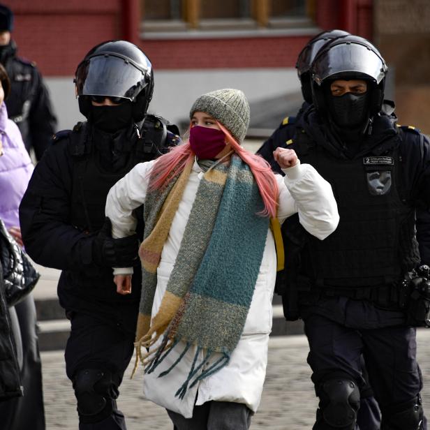 Polizeibeamte nehmen eine Frau während einer Demonstration am 13. März 2022 in Moskau gegen den Krieg in der Ukraine fest.