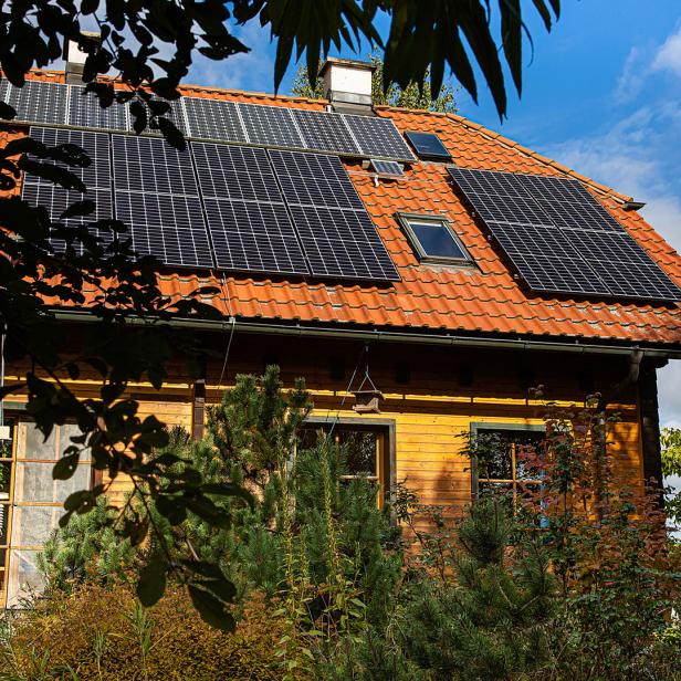 Ein stromautarkes Haus mit Photovoltaikmodulen auf dem Dach