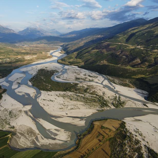 Der Fluss Vjosa bei Qesarat, Südalbanien.