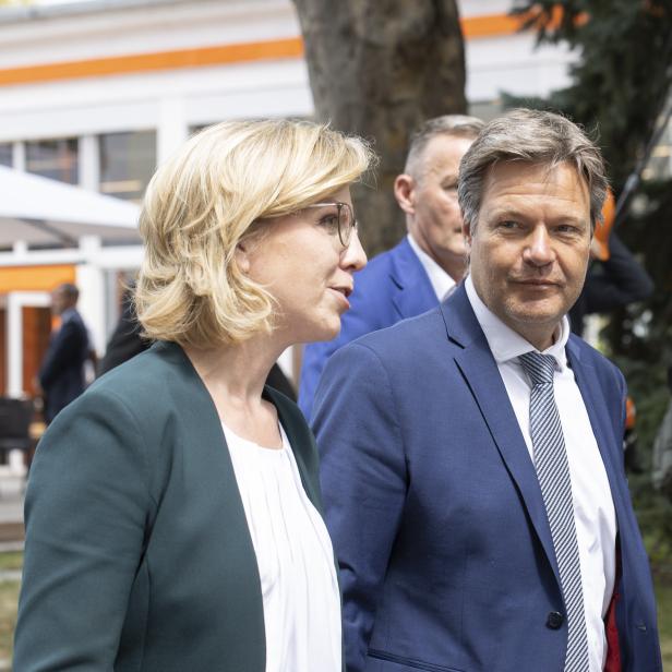 Ministerin Gewessler (Grüne) und Vizekanzler von Deutschland Robert Habeck (Grüne) am Dienstag, 12. Juli 2022, anlässlich des Foto- und Filmtermins &quot;Besichtigung der Wärmepumpe im Kraftwerk Simmering&quot; in Wien.