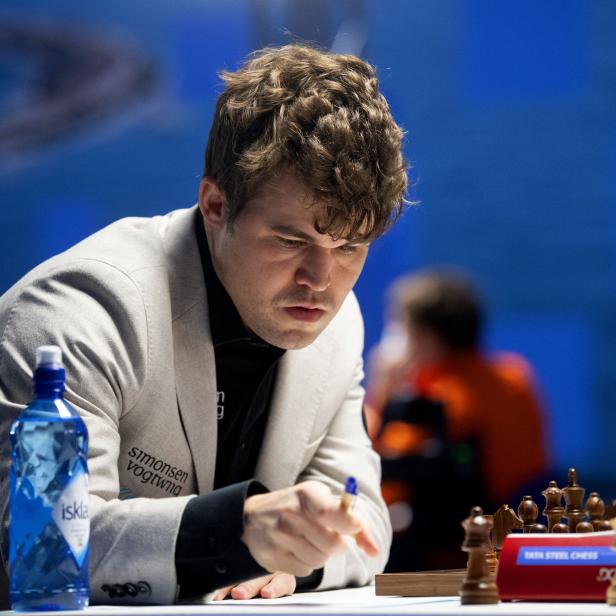 Der norwegische Schachspieler Magnus Carlsen reagiert während des letzten Wochenendes des Tata Steel Masters Schachturniers, in Wijk aan Zee, Niederlande, am 29. Januar 2022.