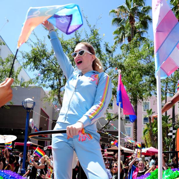 Die Szene ist bunt und laut, aber in den sozialen Medien oft unverhältnismäßig aggressiv. Im Bild: Jamie Clayton (&quot;Sense8&quot;)