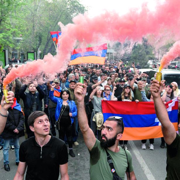 „Bergkarabach ist Armenien.“ Oppositionelle bei einem Protest in Jerewan.