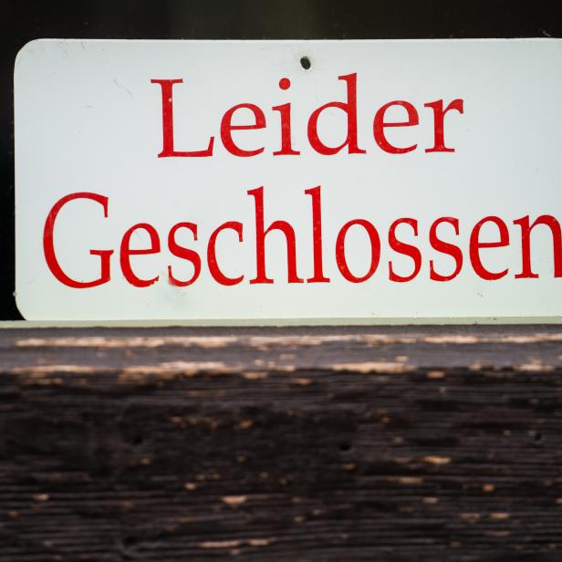 Bayern, Bamberg: Auf der Eingangstür eines Geschäfts ist ein Schild mit der Aufschrift «Leider Geschlossen» angebracht.