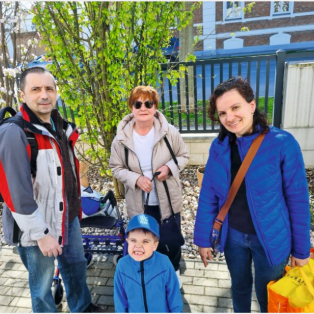 Iryna H. (rechts) mit ihrer Familie wenige Wochen nach der Ankunft im März in Wien.