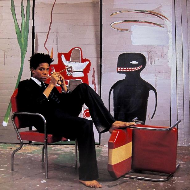 Scheuer Star: Basquiat, um 1985 in seinem Atelier in Manhattan; im Hintergrund eines seiner Gemälde.