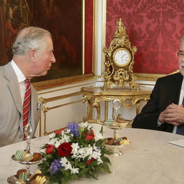 Der britische Thronfolger Prinz Charles im Gespräch mit Bundespräsident Alexander Van der Bellen in der Hofburg 2017.