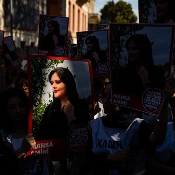 Proteste um getötete Iranerin Mahsa Amini in der Türkei.