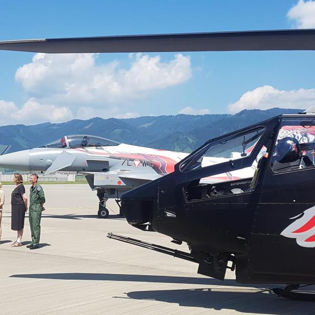 Im Bild: (v.L.n.R.) Airpower-Projektleiter Brigadier Wolfgang Prieler, ÖVP-Landesrärin Barbara Eibinger-Miedl (ÖVP), Ministerin Klaudia Tanner und Display Director Oberstleutnant Thomas Ploder vor einen Eurofighter und einen Bell AH1 Cobra Hubschrauber.