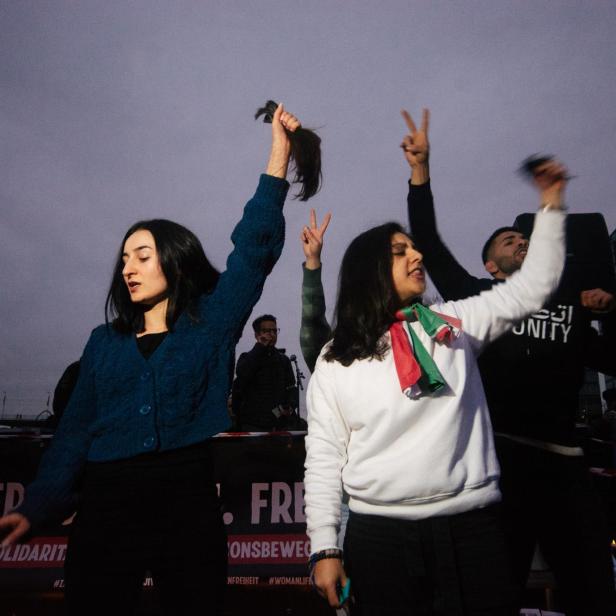 Aus Solidarität mit dem Iran schneiden sich Frauen auf der ganzen Welt die Haare ab, hier auf einer Kundgebung in Köln.