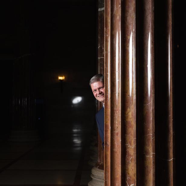 Andreas Hanger in der Säulenhalle des renovierten Parlaments