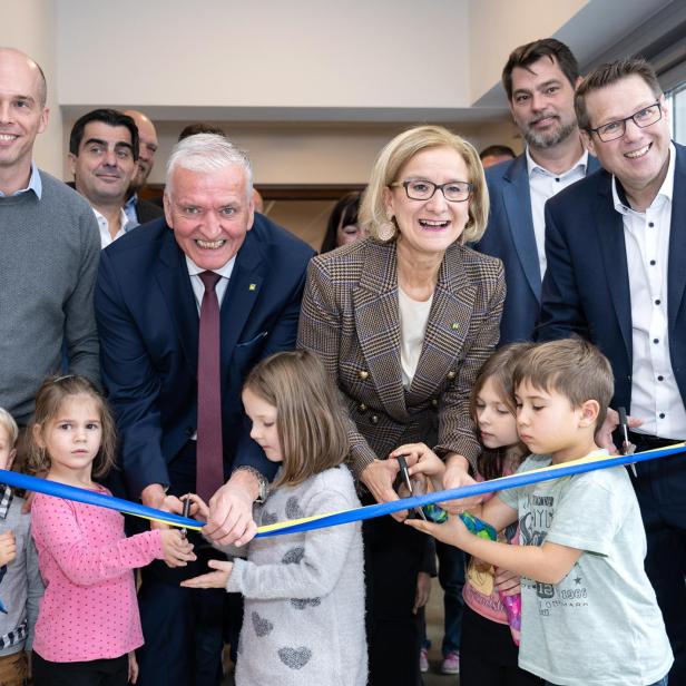 Landeshauptfrau Johanna Mikl-Leitner (ÖVP) und ihr SPÖ-Vize Franz Schnabl werben im Wahlkampf beide mit einem Ausbau der Kinderbetreuung. Wenn sie ihr Versprechen wahr machen, wird es noch vieler solcher Fotos geben – dieses zeigt sie bei der Eröffnung eines Kindergarten-Zubaus in Stetten mit Lokalpolitikern.