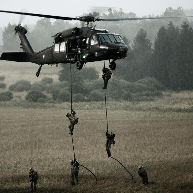 Heer und Helikopter: Das Jagdkommando übt den Einsatz: Auf solche Bilder will das Verteidigungsministerium jetzt setzen.