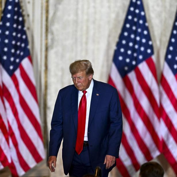 Der frühere US-Präsident Donald Trump verlässt nach seiner Rede während einer Pressekonferenz nach seinem Auftritt vor Gericht wegen einer angeblichen Schweigegeldzahlung&quot; in seinem Anwesen Mar-a-Lago in Palm Beach, Florida, am 4. April 2023.