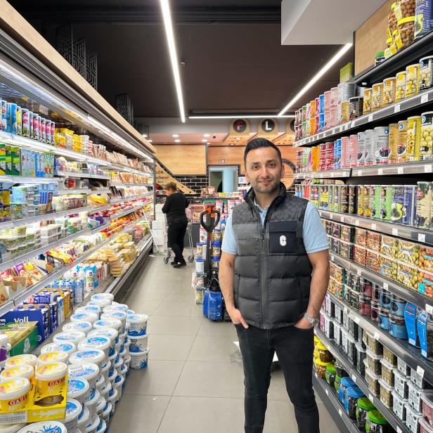 Eyup Isik betreibt einen kleinen Supermarkt in Wien Meidling.