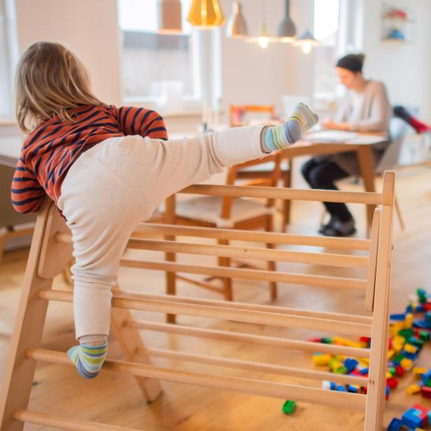 Einige Salzburger Gemeinden bezahlen schön Prämien an Familien, die ihre Kleinkinder zu Hause betreuen. Nun soll ein solches Modell für das gesamte Bundesland erarbeitet werden.