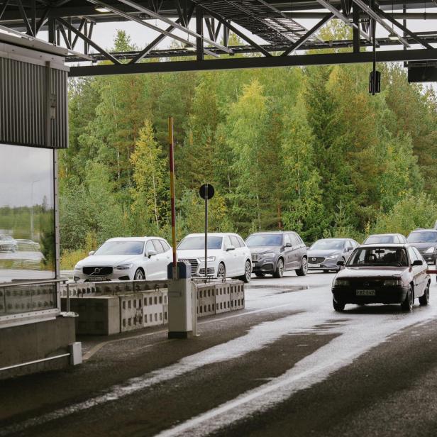 Nach der Generalmobilmachung im September des Vorjahres haben zahlreiche Russinnen und Russen das Land verlassen. Im Bild: Eine Autokolonne am Grenzübergang Vaalimaa an der finnisch-russischen Grenze am 29. September 2022.