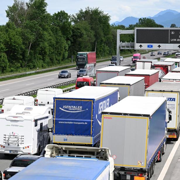 Lkw·s am Grenzübergang Kufstein