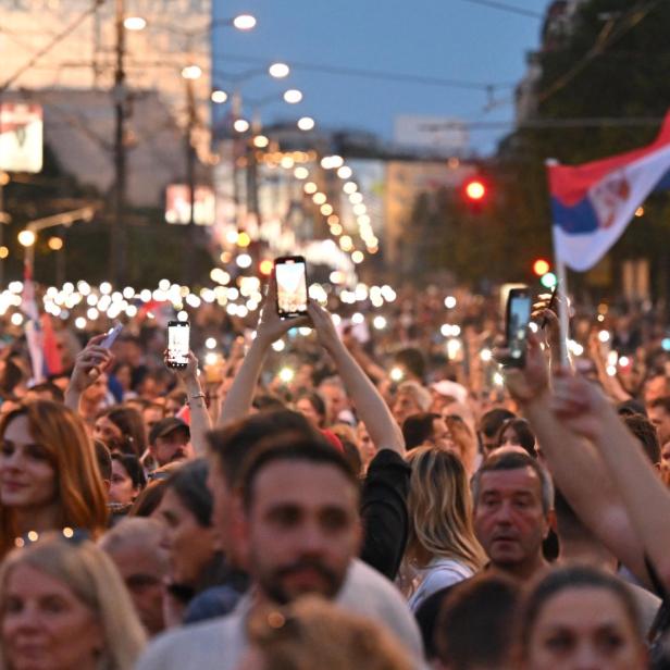 So sieht das Straßenbild in Belgrad derzeit fast täglich aus. Menschenmassen mit gezückten Smartphones fordern im &quot;call for resignation&quot; Alexandar Vučićs Rücktritt.