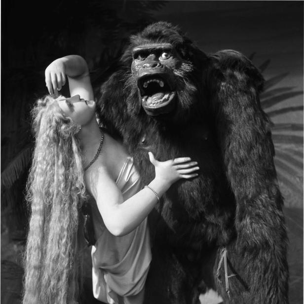 Das skurrile Ensemble sollte Besucher in &quot;Präuschers Panoptikum&quot; im Wiener Prater leiten. Das Foto machte Herbert List im Jahr 1944.