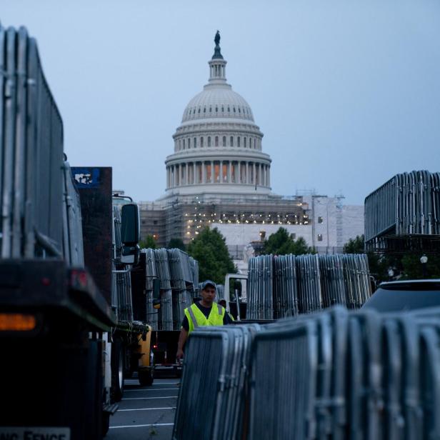 Arbeiter errichteten im Vorfeld der Anklage gegen den ehemaligen US-Präsidenten Donald Trump Sicherheitsbarrikaden vor dem US-Kapit.ol in Washington, DC.