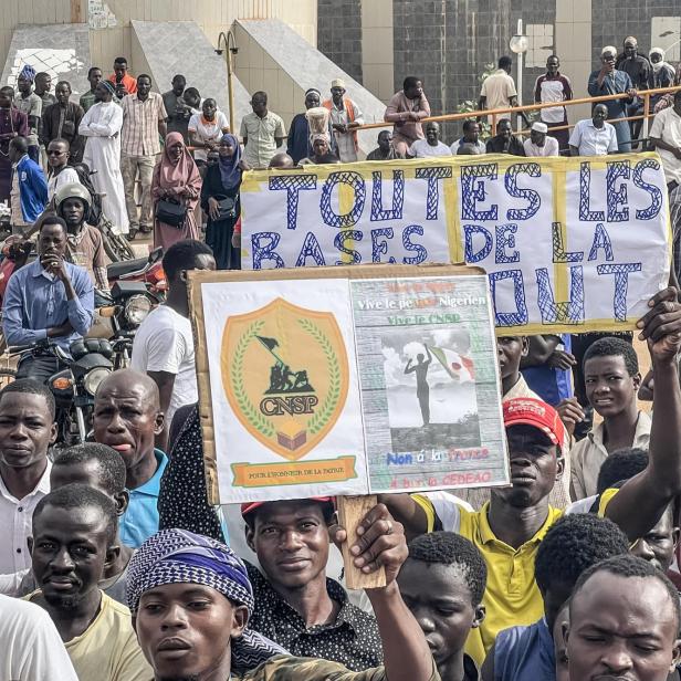 Demonstranten halten ein Transparent zur Unterstützung der nigrischen Junta während einer Demonstration am Unabhängigkeitstag in Niamey am 3. August 2023.