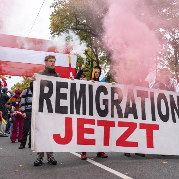 WIEN, OESTERREICH - 02. OKTOBER: Teilnehmer (in-Inen) der Demonstration -Impfopfern Gedenken Corona und Teuerung- an der Wiener Ringstrasse am 02.10.2022 in Wien, Oesterreich.221002_SEPA_17_02