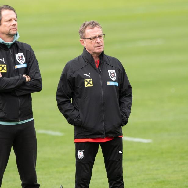 ÖFB-Sportchef Peter Schöttel und Nationaltrainer Ralf Rangnick pflegen unterschiedliche Meinungen zur Grundsatzfrage: Sollen Kinder einfach nur Freude am Sport haben - oder sollen sie auch das Gewinnen-Wollen üben?