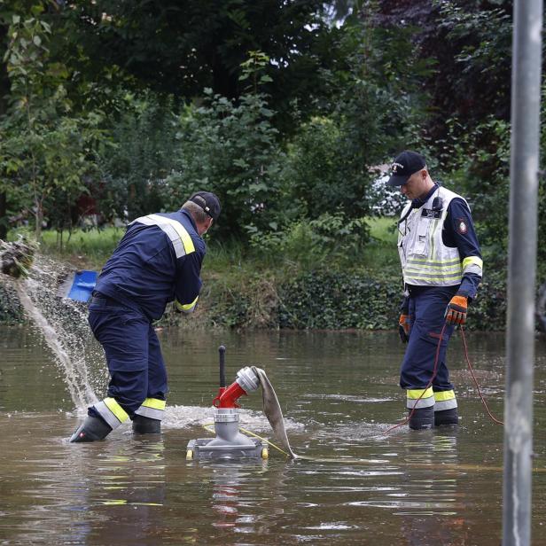 Im Süden Österreichs kommt es aufgrund der anhaltenden Regenfälle am Sonntag, 06. August 2023, zu Überflutungen und Hangrutschungen. Im Bild: Feuerwehrleute bei Aufräumarbeiten in Mureck.