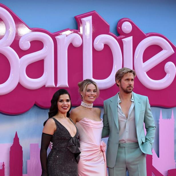 Die US-Schauspielerin America Ferrera, die australische Schauspielerin Margot Robbie und der kanadische Schauspieler Ryan Gosling posieren auf dem rosa Teppich bei ihrer Ankunft zur Europapremiere von „Barbie“ in London.